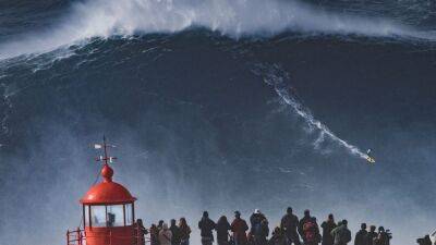 Nazaré copa las nominaciones a las olas más gigantes del año - en.as.com - Portugal