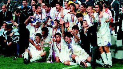 Roberto Carlos - As Historia: El once de las 13 Copas de Europa del Real Madrid - en.as.com -  Santamaría