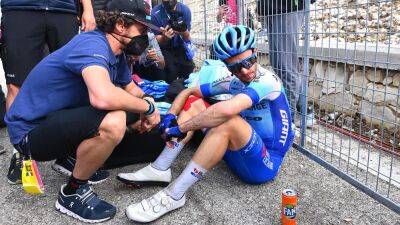Simon Yates abandons Giro d’Italia on Stage 17 after 'knee pain grew worse and worse'