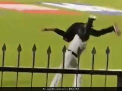 Virat Kohli - Watch: Virat Kohli's Epic Reaction As Policeman Carries Pitch Invader On Shoulder - sports.ndtv.com - Sri Lanka - county Garden -  Bangalore