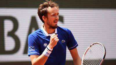 French Open 2022: Daniil Medvedev stumbles over the line against wasteful Laslo Djere to reach round three - eurosport.com - France -  Paris