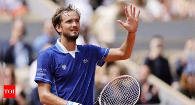 Medvedev eases into French Open third round