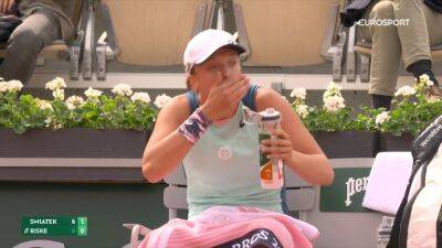 French Open - 'Sorry!' - Confused Iga Swiatek has a laugh with umpire after she wrongly sits down between points