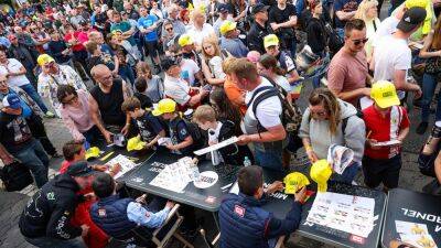 Fans flock to meet their WTCR heroes - eurosport.com