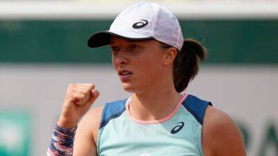 Top-ranked Iga Swiatek wins 30th in a row, advances to 3rd round of French Open