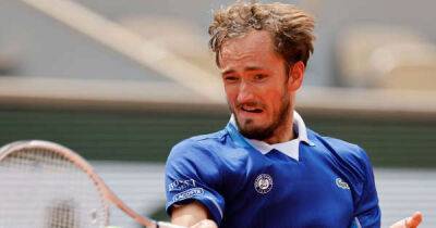 Medvedev moves into third round at Roland Garros