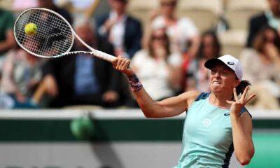 Iga Swiatek carves her way through draw as French Open rivals falter
