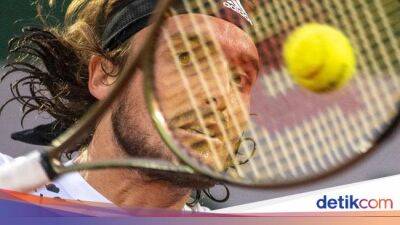 French Open 2022: Tsitsipas Susah Payah ke Babak Ketiga