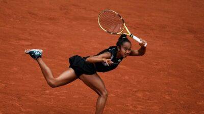 Fernandez claws out win against Bencic to reach fourth round