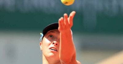 Tennis-Swiatek runs into trouble but reaches French Open last 16