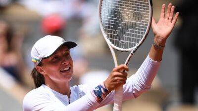 World No. 1 Iga Swiatek records 31st straight win, through to round of 16 at French Open
