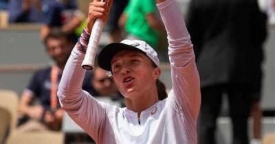 Swiatek extends winning streak to reach fourth round at French Open
