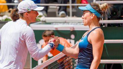 Swiatek survives second set wobble to advance to French Open round four