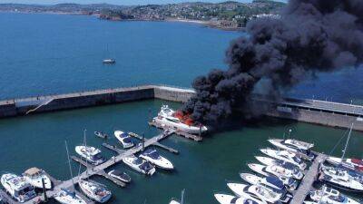 Arde un 'superyate' en el puerto inglés de Torquay