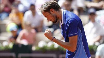 French Open: 2020 winner Swiatek advances, Medvedev cruises in straight sets