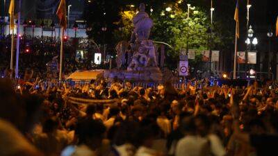 Los seguidores celebran en Cibeles la decimocuarta - en.as.com