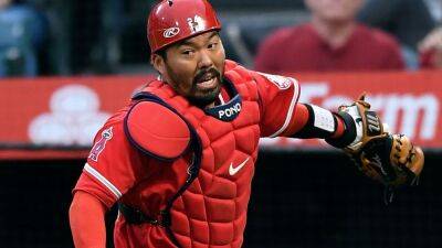 Los Angeles Angels catcher Kurt Suzuki, 38, exits game in third inning with neck contusion after being struck with warmup pitch