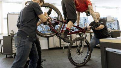 MTB | David Cachón se cuela en las instalaciones de Shimano con su bici