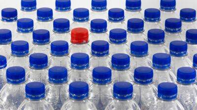 Cada cuánto tiempo debemos renovar una botella de agua según su envase: plástico, cristal, aluminio…