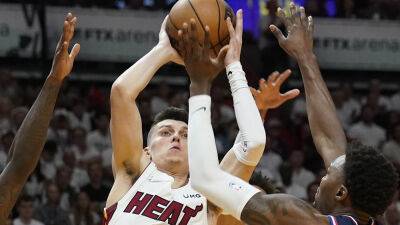 Tyler Herro scores 25 points, Heat take Game 1 over 76ers