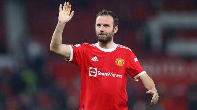 Phil Jones - Raphael Varane - Gary Neville - Roy Keane - Juan Mata - Juan Mata gets the embarrassing but essential Man Utd farewell tour treatment at Old Trafford – The Warm-Up - eurosport.com