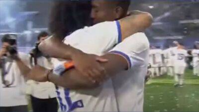El futbolista del Madrid al que Marcelo deja su legado con este abrazo que emociona a todos