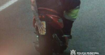 Localizado el motorista antirradares que tapaba la matrícula con la mano - en.as.com