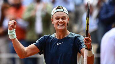 French Open 2022 - Holger Rune upsets Stefanos Tsitsipas in four sets to reach French Open quarter-finals