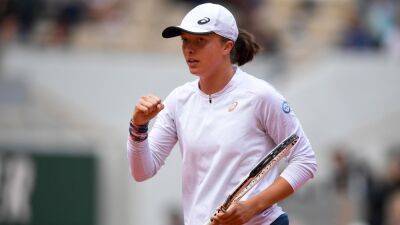 Iga Swiatek survives major scare to beat Qinwen Zheng in French Open fourth round and extend run to 32 matches