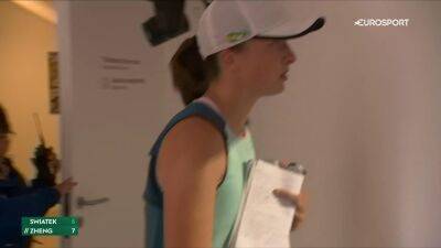 Was Iga Swiatek's notebook key to Qinwen Zheng comeback win? Mats Wilander and Tim Henman analyse