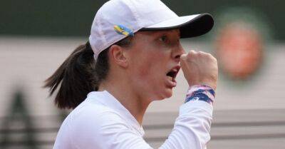 Iga Swiatek recovers from rare dropped set to reach French Open quarter-finals