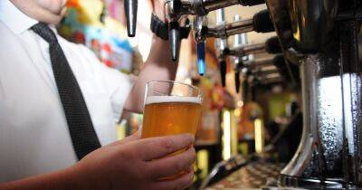 What time do pubs close over the Jubilee Bank Holiday in England?