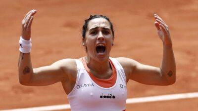 Roland Garros - Martina Trevisan - Italy's Trevisan beats Fernandez to reach French Open semis - channelnewsasia.com - France - Italy