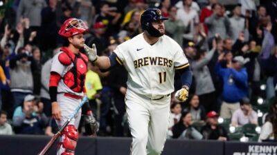 Tellez sets Brewers record with 8 RBIs in rout of Reds