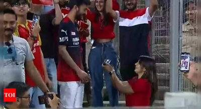 Wasim Jaffer - IPL 2022, RCB vs CSK: Girl proposes to RCB fan, Wasim Jaffer gives it new twist - timesofindia.indiatimes.com -  Pune