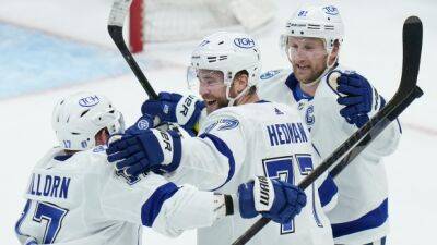 Hedman, Kucherov lead as Lightning beat Leafs to even series