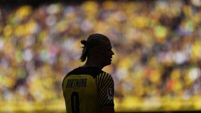 Cristiano Ronaldo - Borussia Dortmund - Mo Salah - Erling Haaland subject of three-metre tall wooden carving made with a chainsaw - eurosport.com - Norway - India