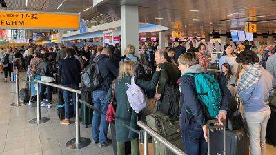 Long queues snaking through Schiphol airport after hellish weekend for travellers