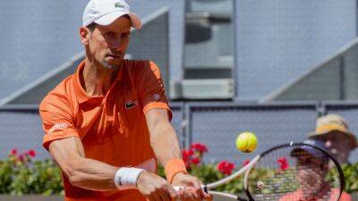 Djokovic llega a las semifinales del Mutua con la gorra