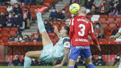 Gerard Valentín - Fernando Torres - El Molinón - Huesca - Sporting en directo: LaLiga Smartbank en vivo - en.as.com