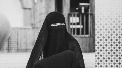 El máximo líder talibán ordena a las afganas el uso obligatorio del burka en lugares públicos - en.as.com
