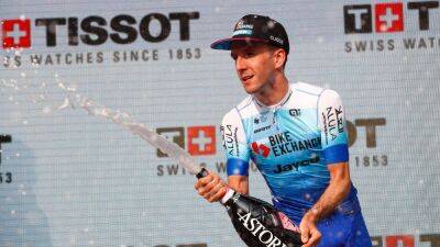 Giro d'Italia 2022: Sir Bradley Wiggins assesses 'clear favourite' Simon Yates' Giro chances after stunning Stage 2 win