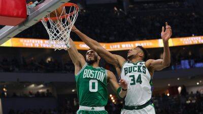 Bobby Portis - Brook Lopez - Jayson Tatum - Robert Williams - El campeón salva los muebles con polémica - en.as.com -  Milwaukee