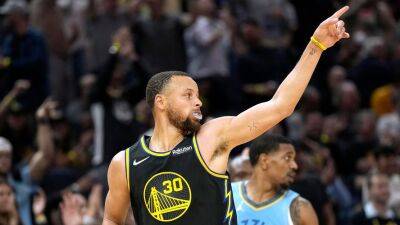 Warriors offense carves up Grizzlies on way to 30-point win; Ja Morant leaves with knee injury