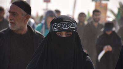 El máximo líder talibán ordena a las afganas el uso obligatorio del burka en lugares públicos - en.as.com