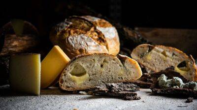 ¿Pueden cobrarte el pan y el aperitivo en un restaurante si tú no lo has pedido?