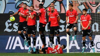 Los jugadores del Alavés reaccionan duramente después de la goleada encajada en Vigo - en.as.com