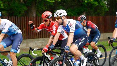 Giro d'Italia 2022 - 'Not something you always see' - Sprint rivals Mark Cavendish and Caleb Ewan in friendly chat