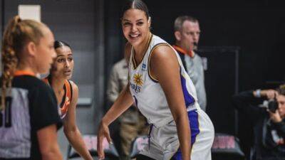 Nneka Ogwumike - Cambage's double-double leads Sparks past Fever - cbc.ca - Canada - Los Angeles -  Los Angeles - state Indiana - county Mitchell