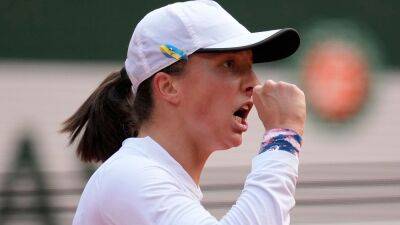 Iga Swiatek recovers from rare dropped set to reach French Open quarter-finals